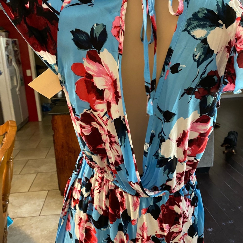 NWT. BEAUTIFUL BLUE DRESS. SIZE SMALL.